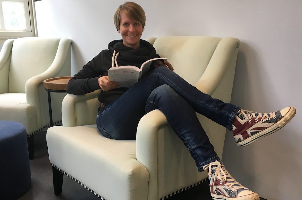 Daniela Schott lesen im Sessel