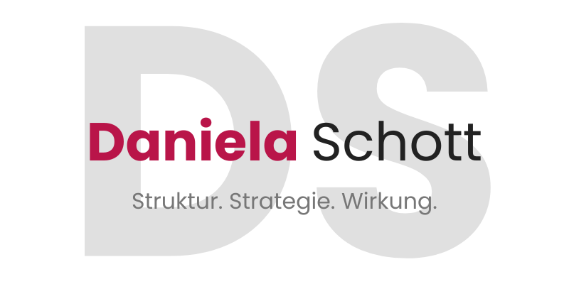 Daniela Schott – Prozesse & Strukturen für Unternehmerinnen mit Team Logo